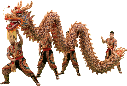Cuatro bailarines sostienen un gran dragón chino dorado durante la danza tradicional china del dragón.