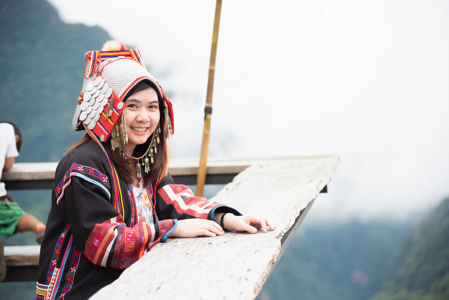 Una chica de origen chino con ropa tradicional mirando hacia la cámara