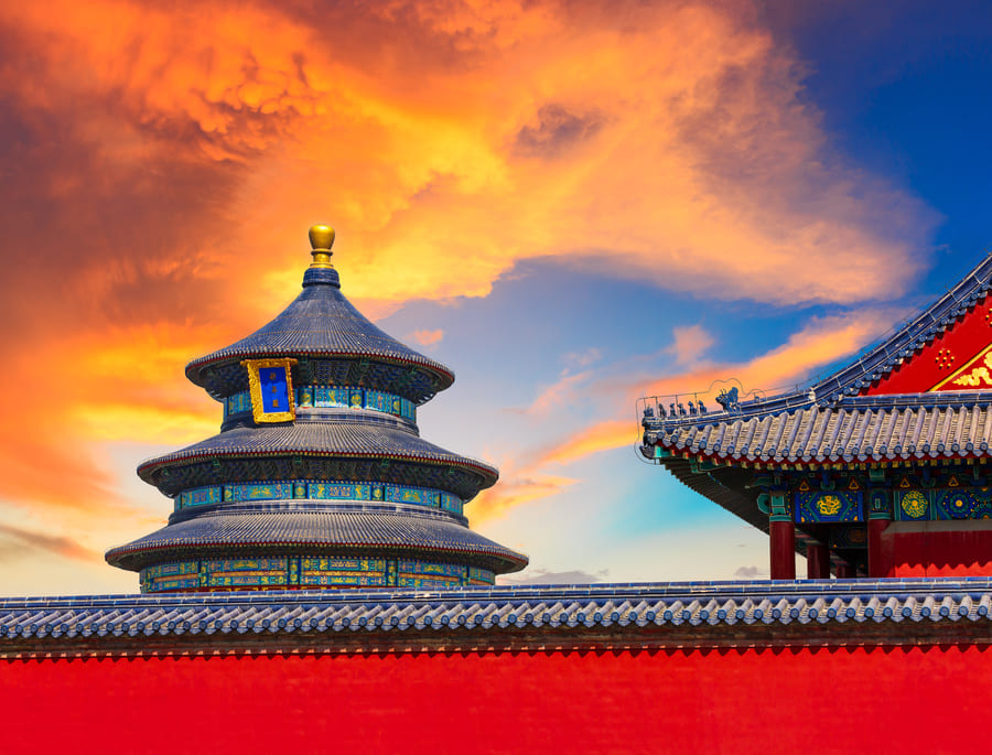 El Templo del Cielo en un hermoso atardecer, en el parque Tiantan Gongyuan, al sur de la ciudad de Pekín