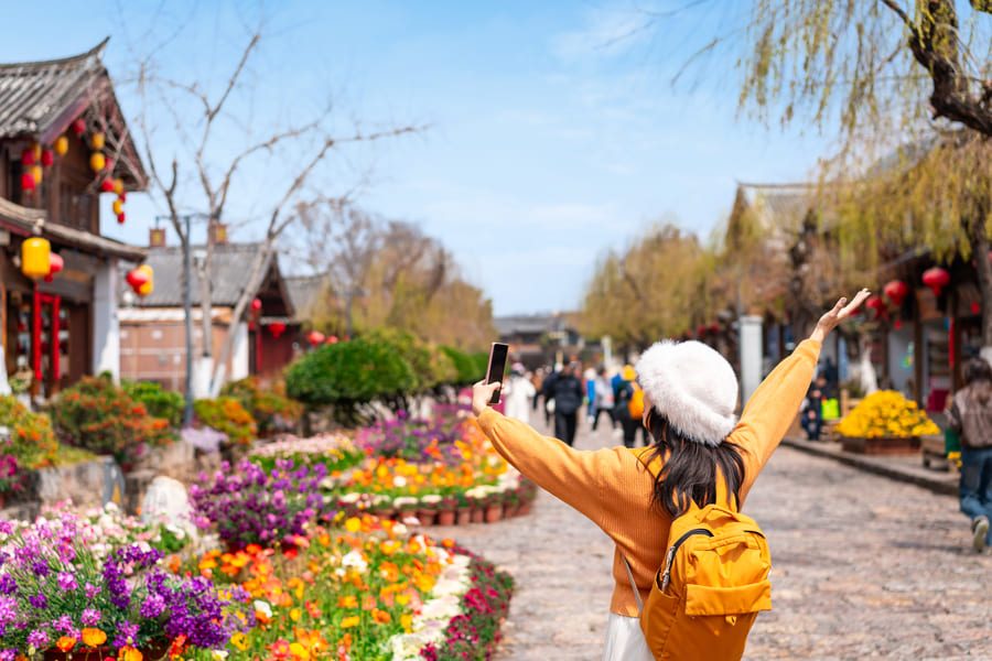 Una niña caminando por la ciudad histórica de Lijiang, en China