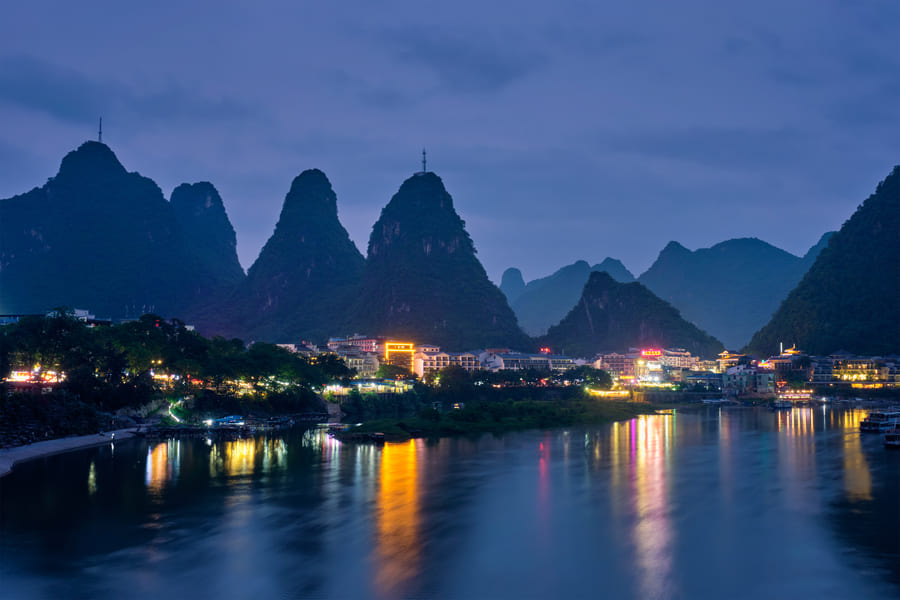 Una foto de las montañas de Yangshuo, China de noche